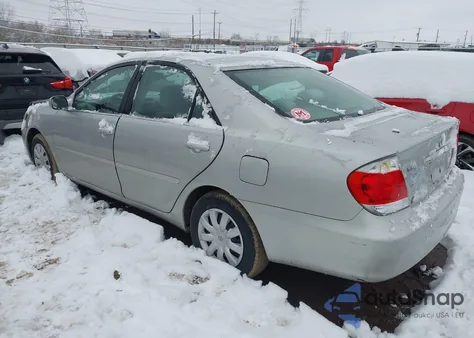 2005 Toyota Camry Le z USA, uszkodzony, nr VIN 4T1BE32K55U404322